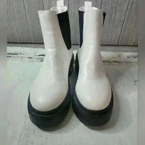 NWT, Forever 21 white boots. Size 8
